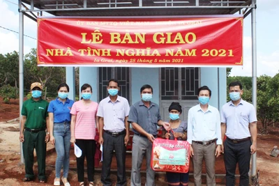 Ia Grai: Bàn giao 3 nhà tình thương cho hộ nghèo