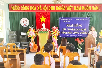 Ayun Pa khai giảng lớp truyền dạy nghề trình diễn cồng chiêng