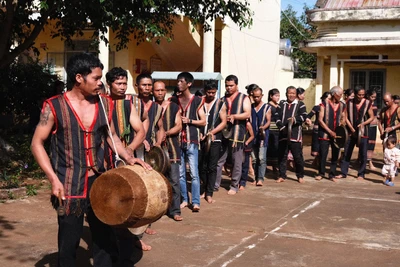 Tiếng chiêng gọi tình yêu