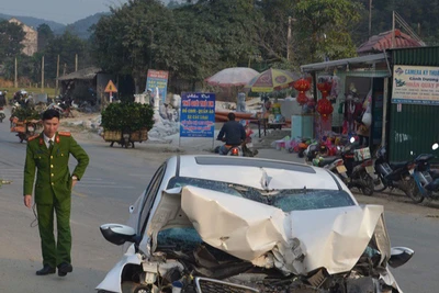 Tông xe tải đậu bên đường, xe con dập nát, tài xế tử vong