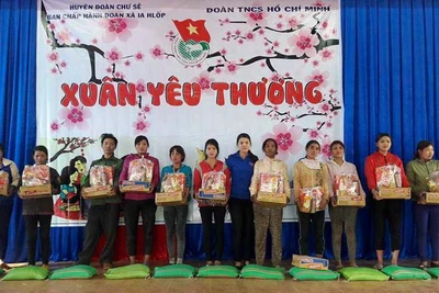 Tuổi trẻ xã Ia Hlốp mang "Xuân yêu thương" đến với người nghèo