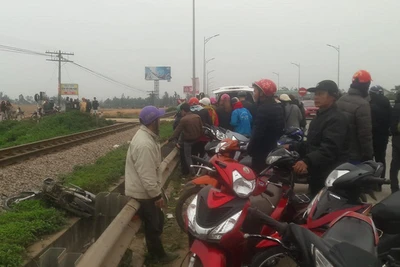 Tàu hỏa tông xe máy bay xa 20 m, 2 thanh niên thương vong