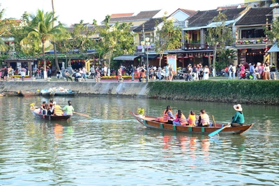 Đầu năm, người trẻ thích thú dạo phố cổ Hội An