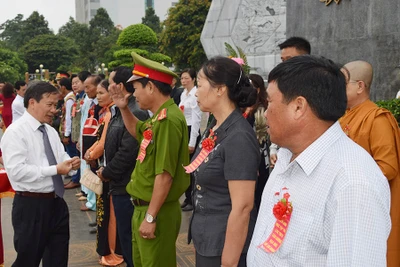 Học tập và làm theo tấm gương đạo đức Hồ Chí Minh gắn với công tác xây dựng Đảng