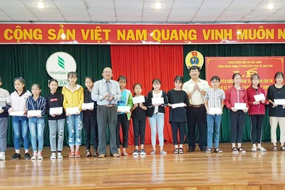 Công ty TNHH MTV Cao su Chư Pah trao thưởng cho 524 em học sinh