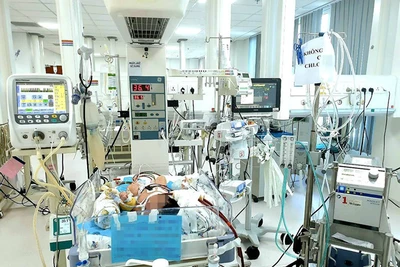 Trẻ sơ sinh đầu tiên ở miền Nam được cứu sống bằng kỹ thuật ECMO