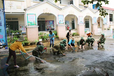 TP.Pleiku: Gần 30 cán bộ, chiến sĩ giúp dọn dẹp, vệ sinh trường lớp