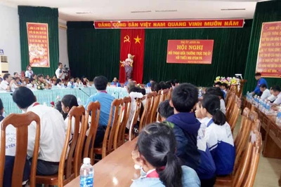 Thị ủy Ayun Pa đối thoại với học sinh