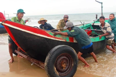 Miền Trung căng mình chống bão