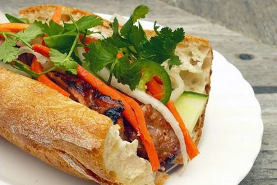 Bánh mì nem nướng lạ miệng ở xứ "người đẹp Tây Đô"