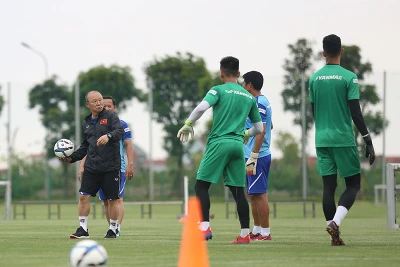 HLV Park Hang Seo băn khoăn chọn hợp đồng hay World Cup