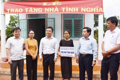 Trao tặng 5 nhà tình nghĩa cho gia đình chính sách ở Chư Sê