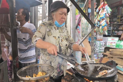 Ăn xong 5 cái bánh xèo không trả tiền, bỏ con lại cho chủ quán