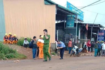 Đắk Nông: Bị điện giật khi đi trên đường, 2 học sinh tử vong