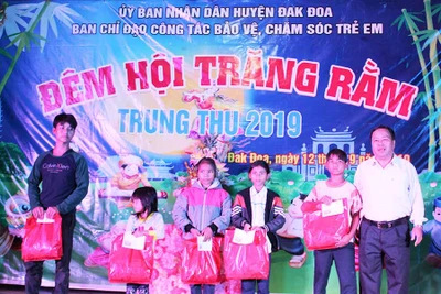 Trung thu cho 1.500 trẻ em nghèo Hà Đông