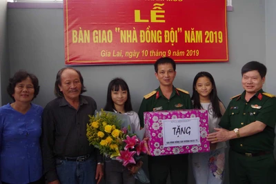 Bàn giao "Nhà đồng đội"