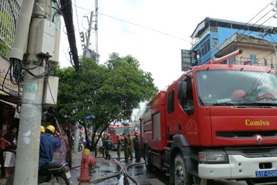 Cháy cửa hàng thời trang, giao thông tắc nghẽn