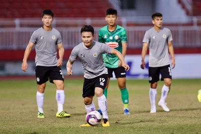 Vận may của Quang Hải và đồng đội khi V-League tạm hoãn