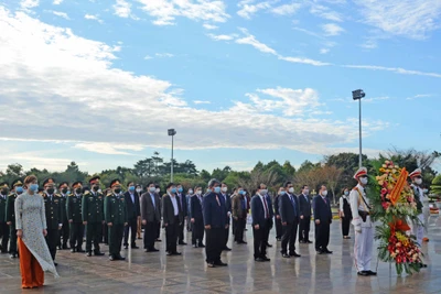 Lãnh đạo tỉnh Gia Lai dâng hoa, dâng hương tưởng niệm Chủ tịch Hồ Chí Minh và các liệt sĩ