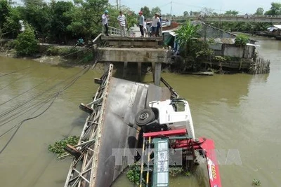 Sập cầu vì quá trọng tải, tài xế cùng xe lao xuống sông