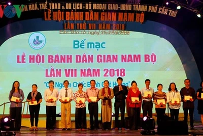 Nửa triệu du khách đến với Lễ hội bánh dân gian Nam bộ