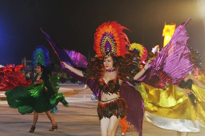 Vẻ đẹp quyến rũ của những bóng hồng tại Carnaval Hạ Long