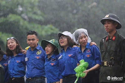 Lực lượng tình nguyện đội mưa làm "hàng rào mềm" tại Đền Hùng