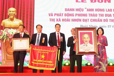 Bình Định: TX.Hoài Nhơn đón nhận danh hiệu Anh hùng Lao động thời kỳ đổi mới