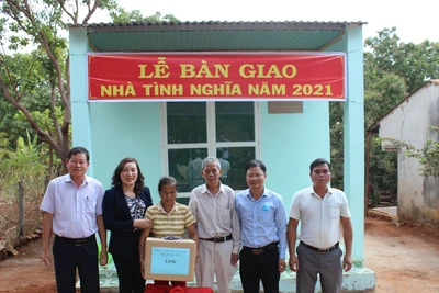 Ia Grai: Bàn giao nhà tình thương cho hộ nghèo