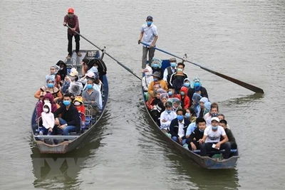 Gần 30.000 du khách trẩy hội trong ngày đầu chùa Hương đón khách