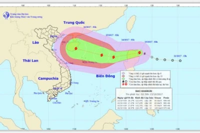 Bão Khanun tiến vào biển Đông