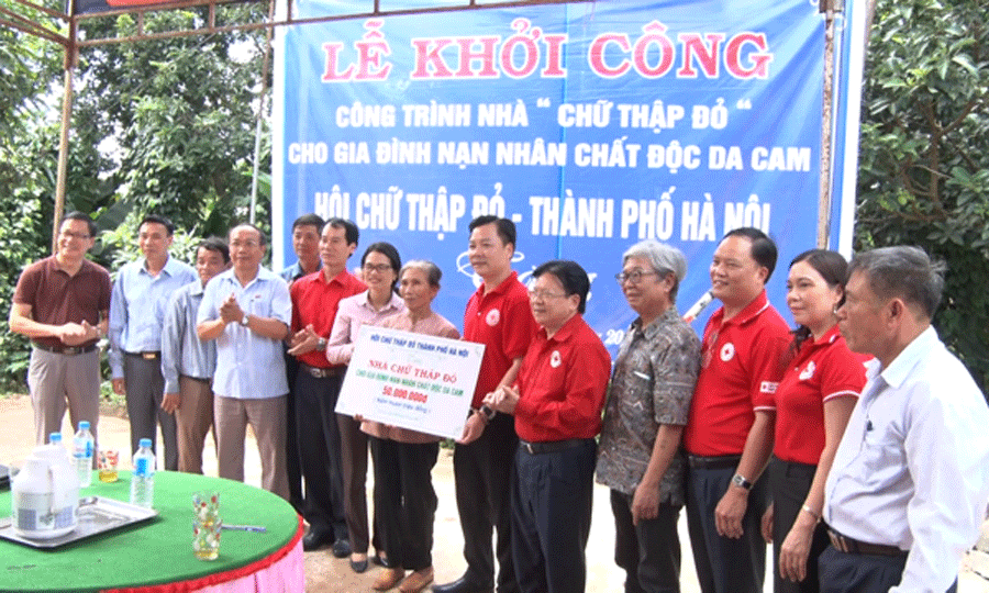 Khởi công công trình nhà "nhân ái" và tặng xe đạp cho học sinh