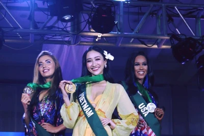 Hà Thu đoạt giải vàng Trang phục biển tại Miss Earth 2017