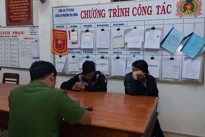 Công an phường Phù Đổng tạm giữ 2 đối tượng mua bán sử dụng pháo nổ