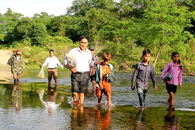 "Đuổi" trò "bắt" chữ