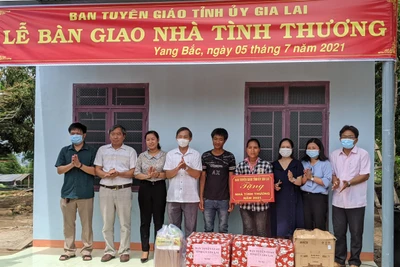 Trưởng ban Tuyên giáo Tỉnh ủy Huỳnh Thế Mạnh trao "Nhà tình thương" tại xã Yang Bắc