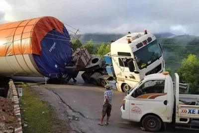 Xe siêu trường siêu trọng lật, mở đường tạm trên Quốc lộ 26