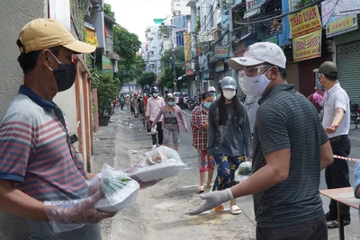 Lo bữa ăn giúp người khó: Tình thương đem về muôn nơi