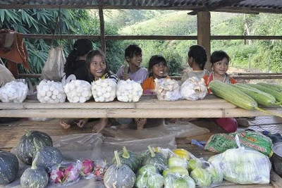 Kon Tum: Sạp hàng giá chỉ 10.000 đồng của trẻ em vùng cao