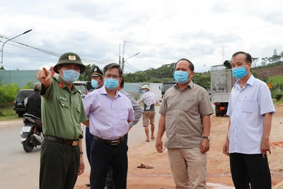 Phó Bí thư Tỉnh ủy Rah Lan Chung thăm, tặng quà các chốt kiểm soát phòng-chống dịch Covid-19