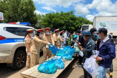 Cảnh sát Giao thông Gia Lai bám đường thực hiện "nhiệm vụ kép"