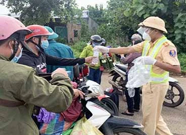 Hỗ trợ người dân từ vùng dịch về quê: Ý nghĩa, nhân văn