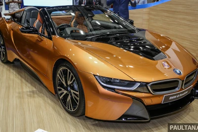 Siêu xe BMW i8 Roadster đầu tiên cập bến Malaysia