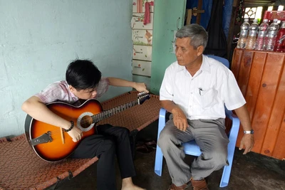 Chàng trai mù thành thạo 6 loại nhạc cụ