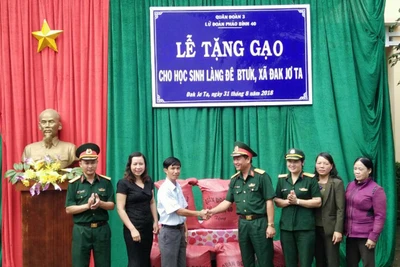 Tặng gạo học sinh bán trú dân nuôi