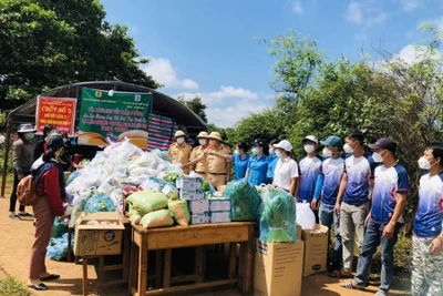 Người dân vùng dịch ở Đắk Lắk mừng vui vì liên tục được nhận tiếp tế