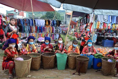 Điện Biên: Mặc dịch Covid, chợ phiên tại thị trấn Tủa Chùa vẫn nhộn nhịp đông vui