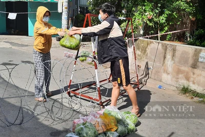 Dìu nhau qua khó khăn mùa dịch (kỳ 1): "Cho em xin phần quà với"