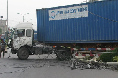 Phú Yên: Đang ngồi uống nước, bất ngờ xe container "tạt ngang" đâm chết