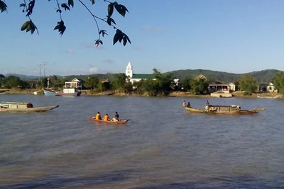 Bố mẹ chú tâm đánh cá, con rơi xuống sông Gianh mất tích